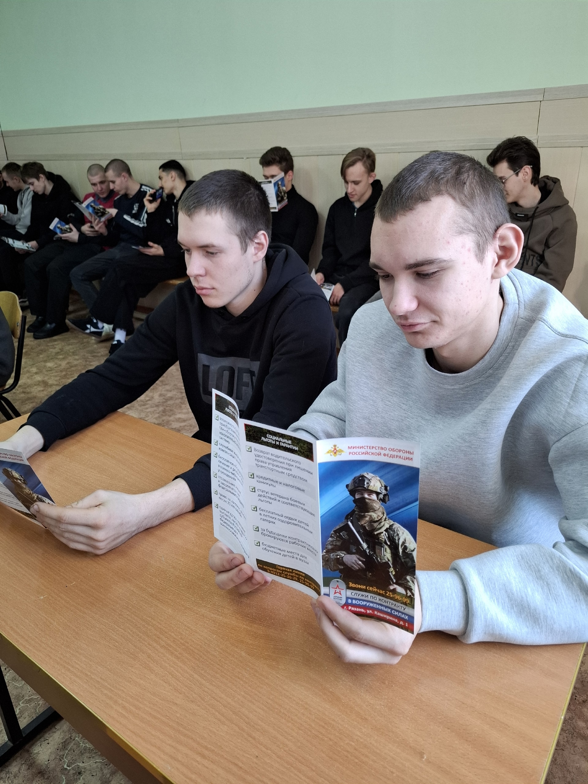 Встреча выпускников с сотрудниками пункта отбора на военную службу по контракту: перспективы службы и карьерного роста